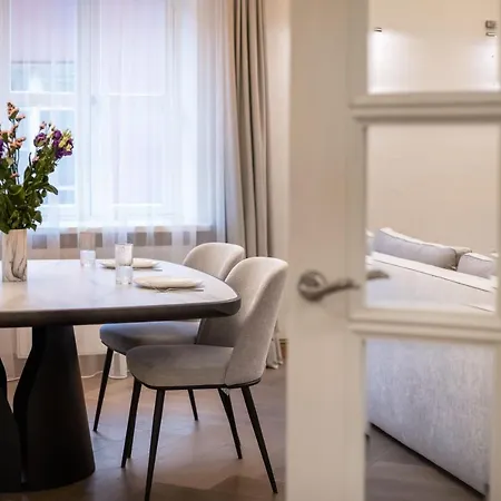 Апартаменты Luxury 2bdr Heart Of Old Town